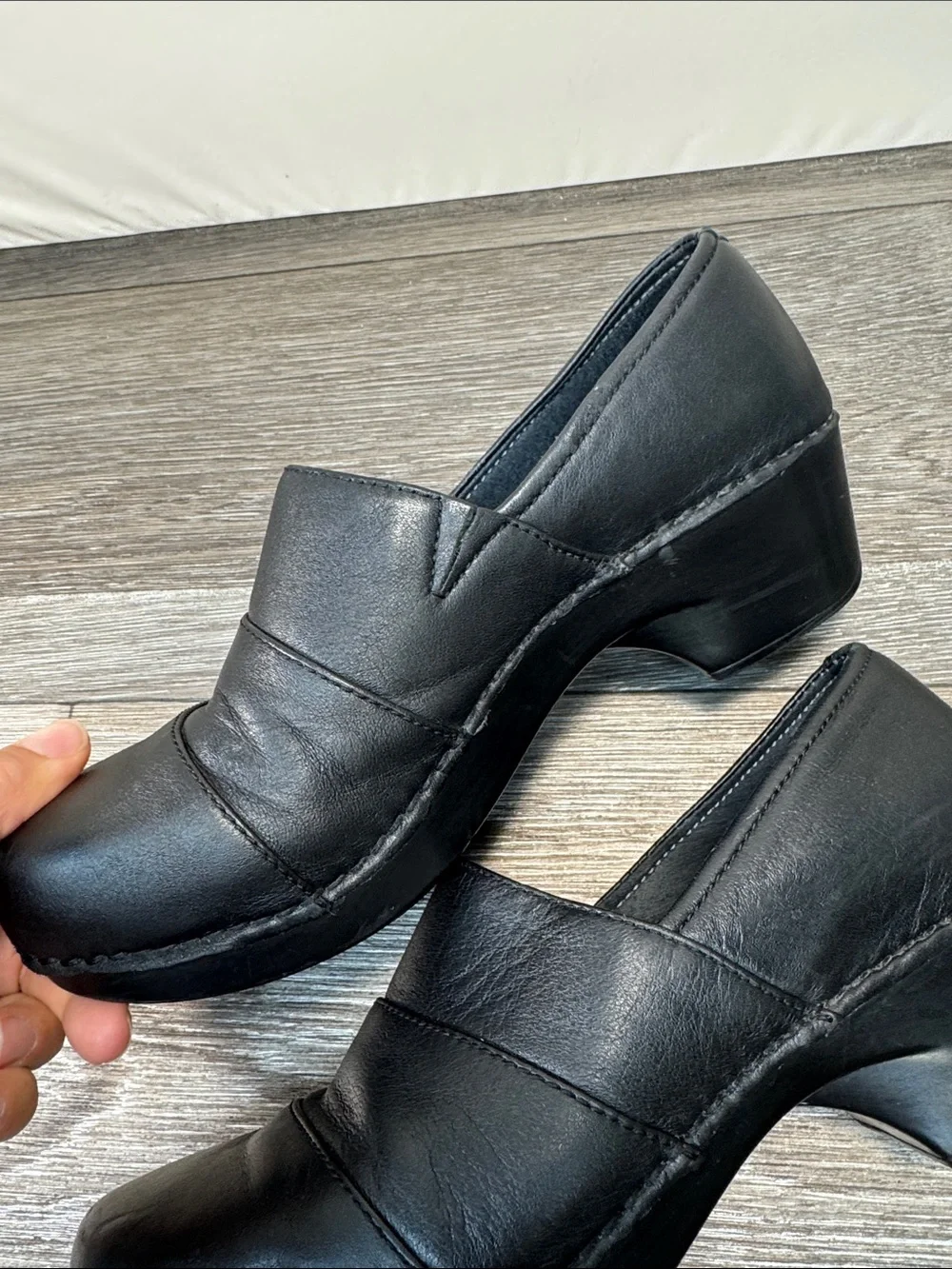 Dansko Black Slip-On Leather clogs woman’s SZ 37 (h25)